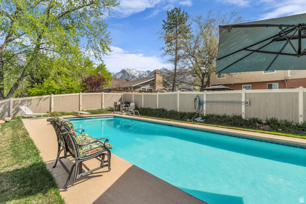 Image 35 of property listing at 2774 E WILLOW WICK DR, Sandy, UT 84093