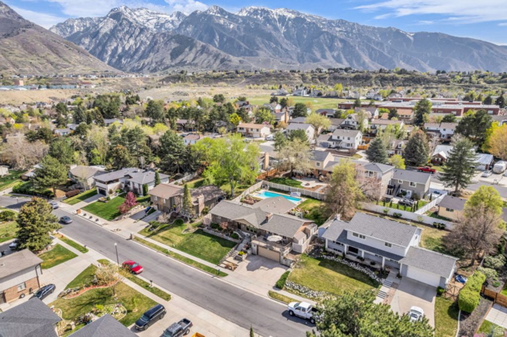 Image 37 of property listing at 2774 E WILLOW WICK DR, Sandy, UT 84093