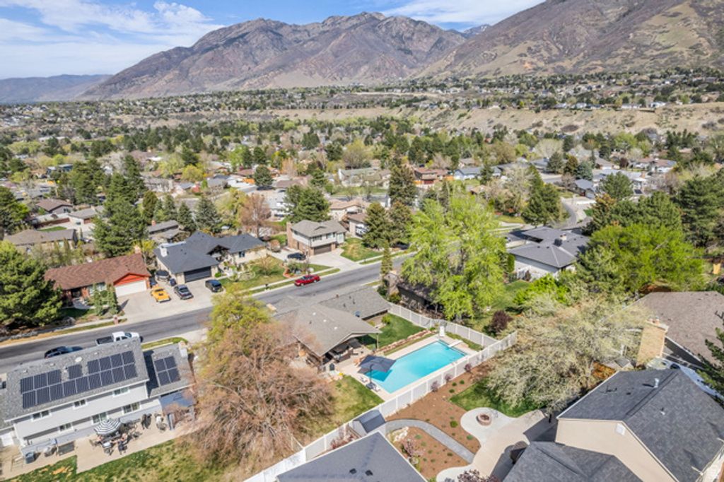 Image 38 of property listing at 2774 E WILLOW WICK DR, Sandy, UT 84093