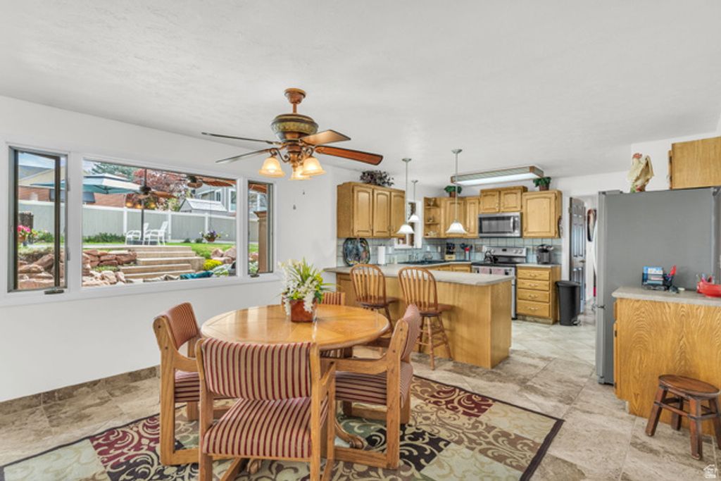 Image 8 of property listing at 2774 E WILLOW WICK DR, Sandy, UT 84093