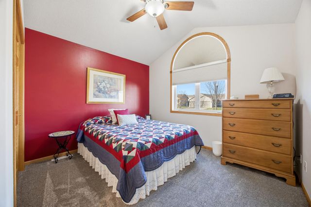 1102 46th Avenue N, Fargo, ND 58102