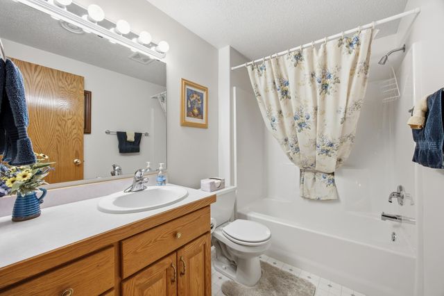 1102 46th Avenue N, Fargo, ND 58102