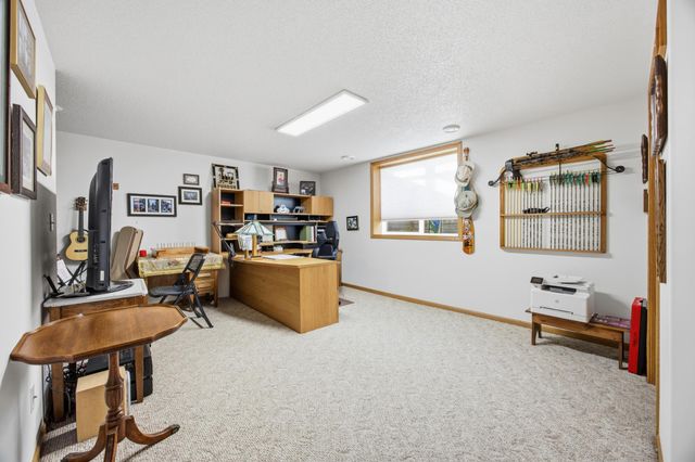 1102 46th Avenue N, Fargo, ND 58102