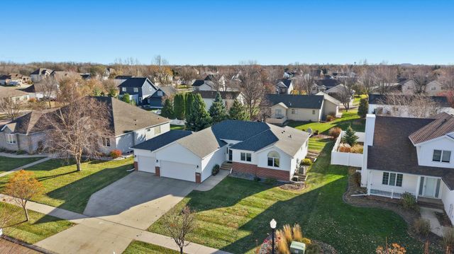 1102 46th Avenue N, Fargo, ND 58102