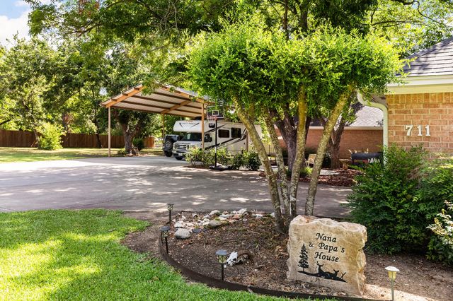 711 South Harrison Street, West, TX 76691
