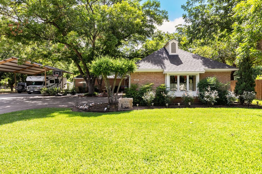 711 South Harrison Street, West, TX 76691