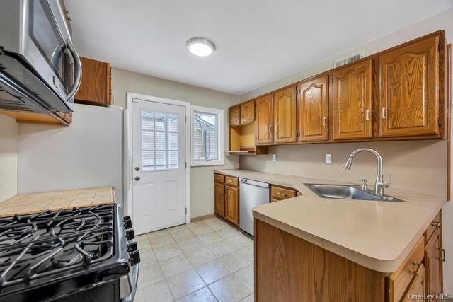 30 Andover Lane, Hicksville, NY 11801