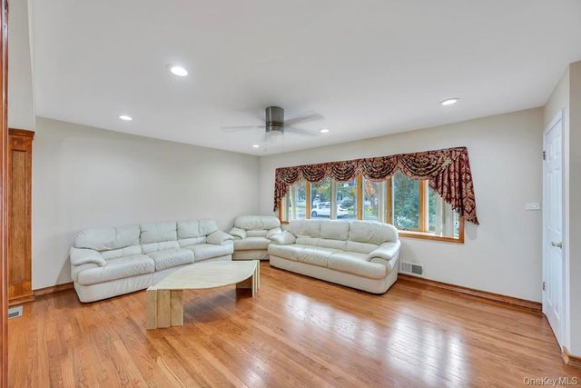 30 Andover Lane, Hicksville, NY 11801