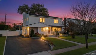 30 Andover Lane, Hicksville, NY 11801