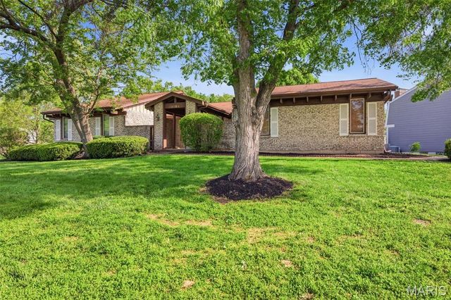 16083 Meadow Oak Drive, Chesterfield, MO 63017
