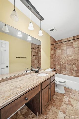 16083 Meadow Oak Drive, Chesterfield, MO 63017