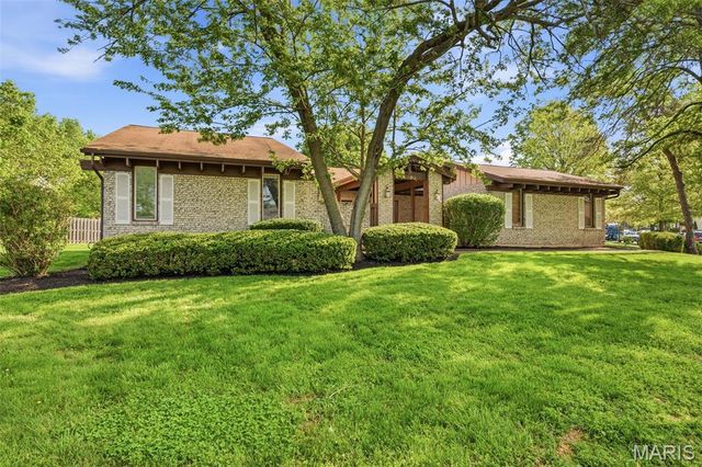 16083 Meadow Oak Drive, Chesterfield, MO 63017