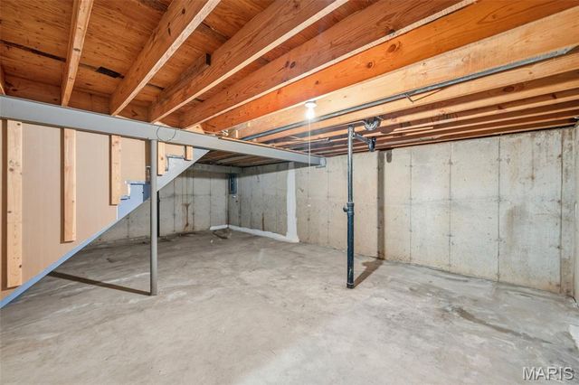 16083 Meadow Oak Drive, Chesterfield, MO 63017