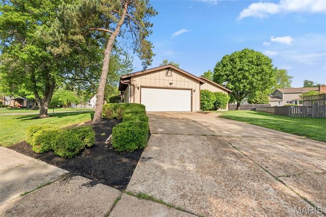 16083 Meadow Oak Drive, Chesterfield, MO 63017