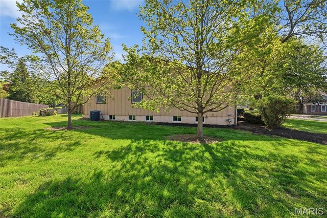 16083 Meadow Oak Drive, Chesterfield, MO 63017