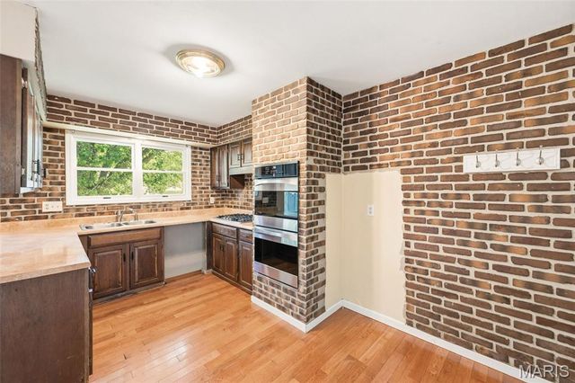 16083 Meadow Oak Drive, Chesterfield, MO 63017