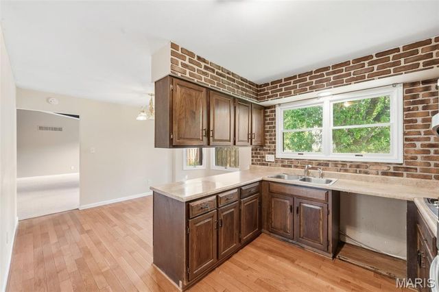 16083 Meadow Oak Drive, Chesterfield, MO 63017