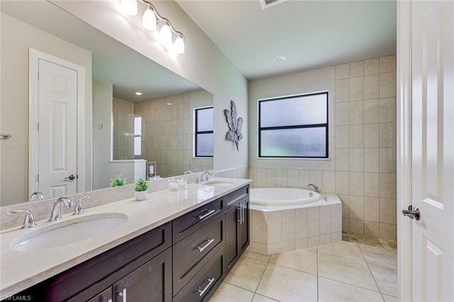 1221 Briarwood CT, Naples, FL 34104