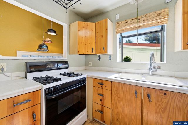 480 21st St SE, Salem, OR 97317