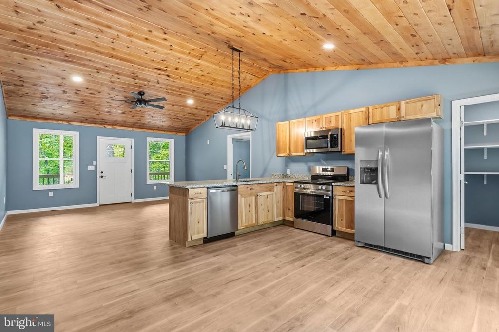 5 PIN OAK LN, Basye, VA 22810