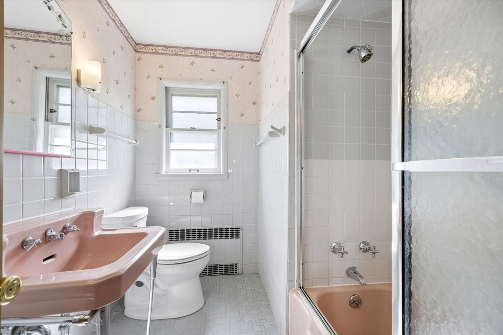 Image 14 of property listing at 1024 S Spring Avenue, La Grange, IL 60525