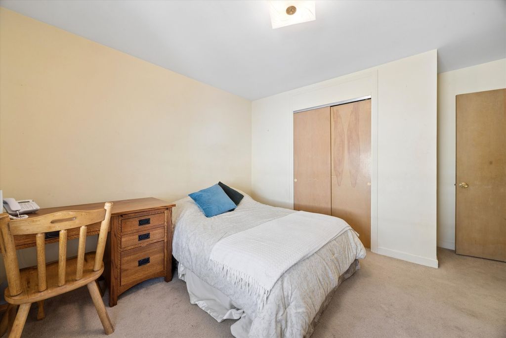 Image 18 of property listing at 1024 S Spring Avenue, La Grange, IL 60525