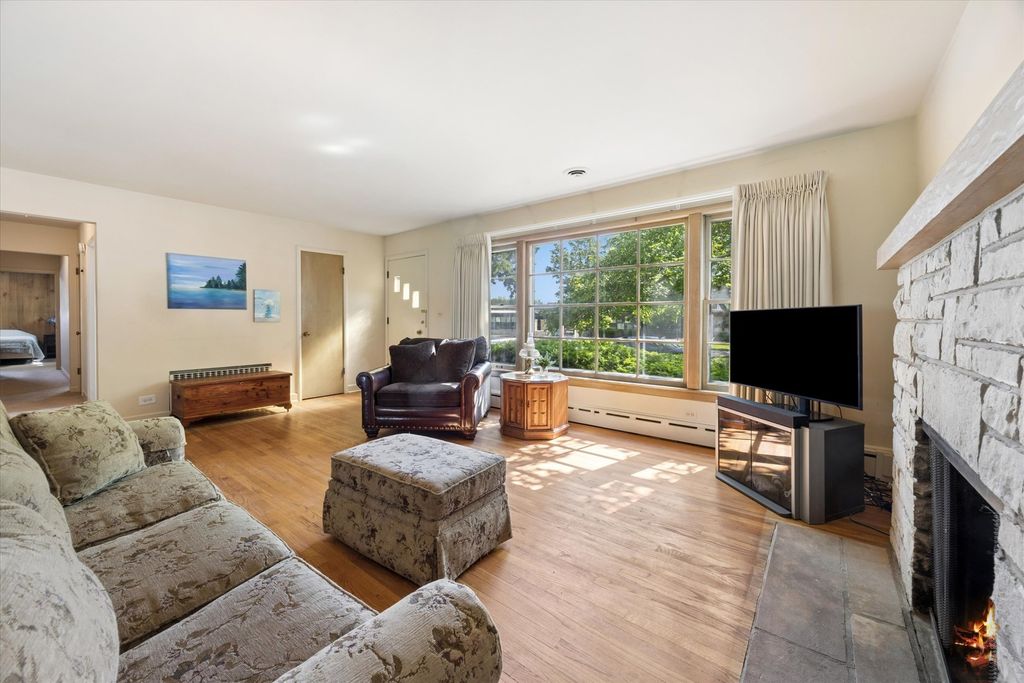 Image 3 of property listing at 1024 S Spring Avenue, La Grange, IL 60525