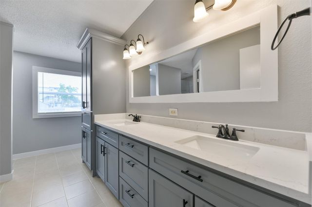 2431 Bay Oaks Harbor Drive, Baytown, TX 77523