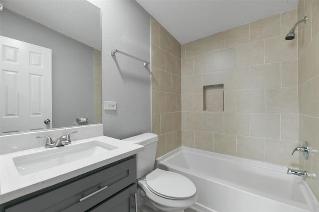 2431 Bay Oaks Harbor Drive, Baytown, TX 77523