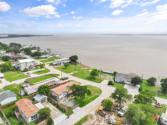 2431 Bay Oaks Harbor Drive, Baytown, TX 77523