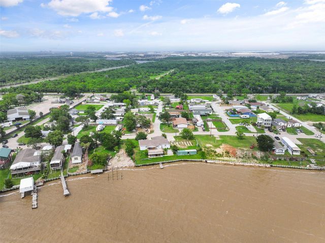 2431 Bay Oaks Harbor Drive, Baytown, TX 77523