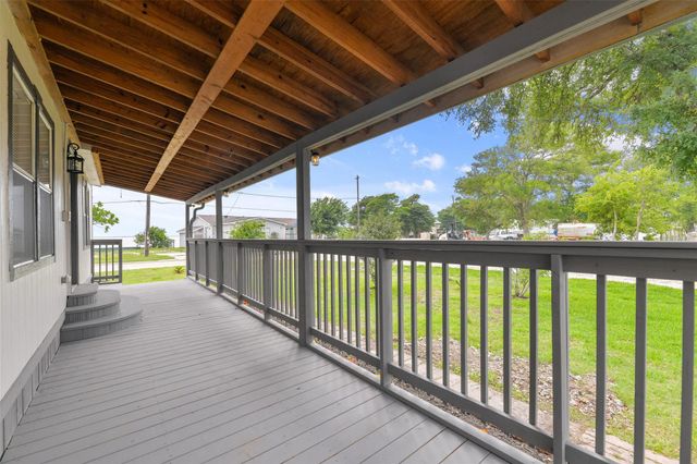 2431 Bay Oaks Harbor Drive, Baytown, TX 77523