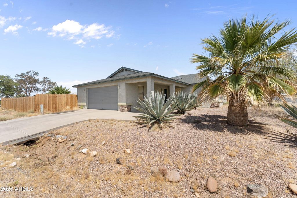 Image 1 of property listing at 27144 S BENNETT Way, Congress, AZ 85332