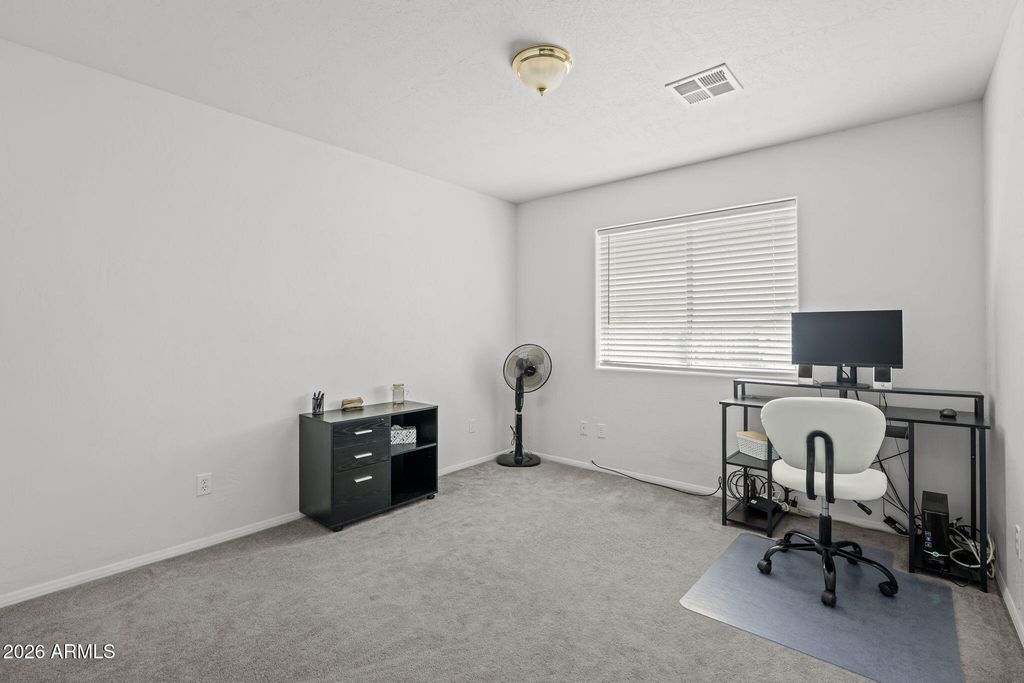 Image 10 of property listing at 27144 S BENNETT Way, Congress, AZ 85332