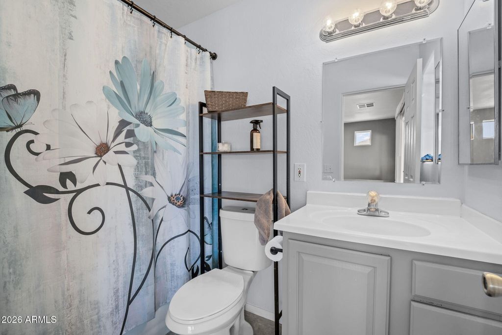 Image 13 of property listing at 27144 S BENNETT Way, Congress, AZ 85332