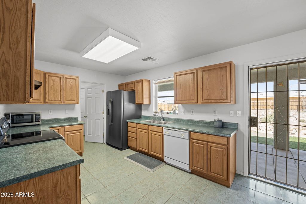 Image 14 of property listing at 27144 S BENNETT Way, Congress, AZ 85332