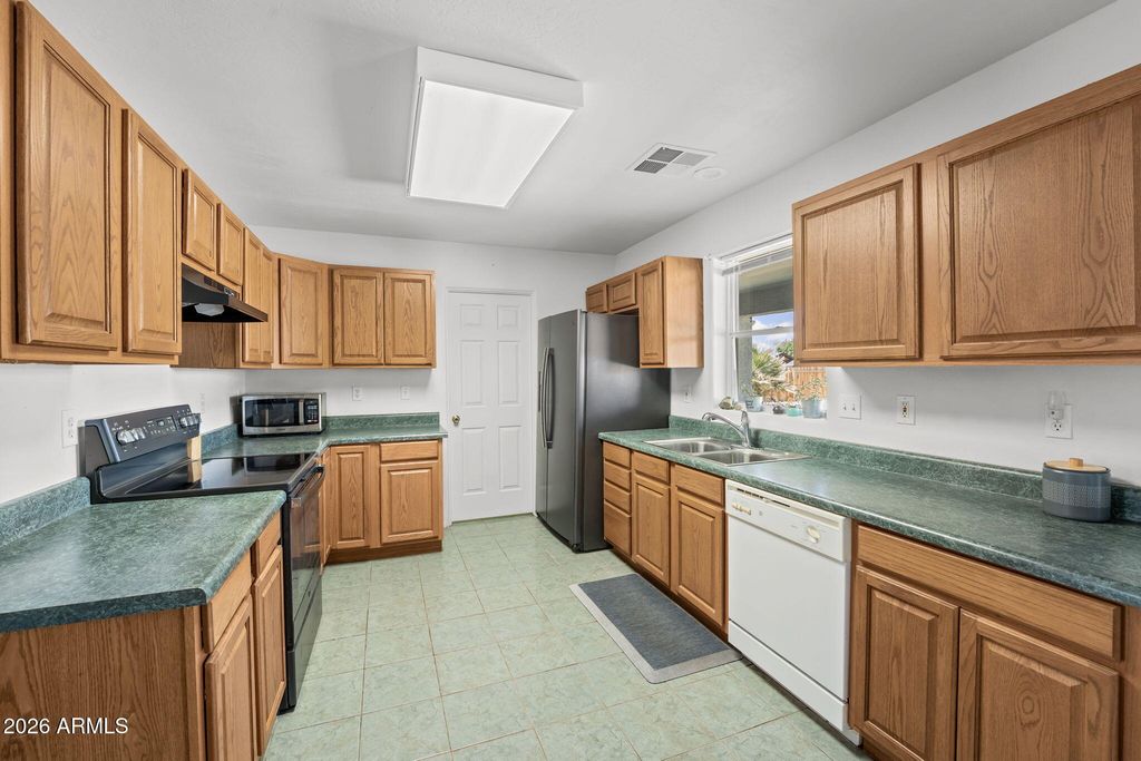 Image 15 of property listing at 27144 S BENNETT Way, Congress, AZ 85332