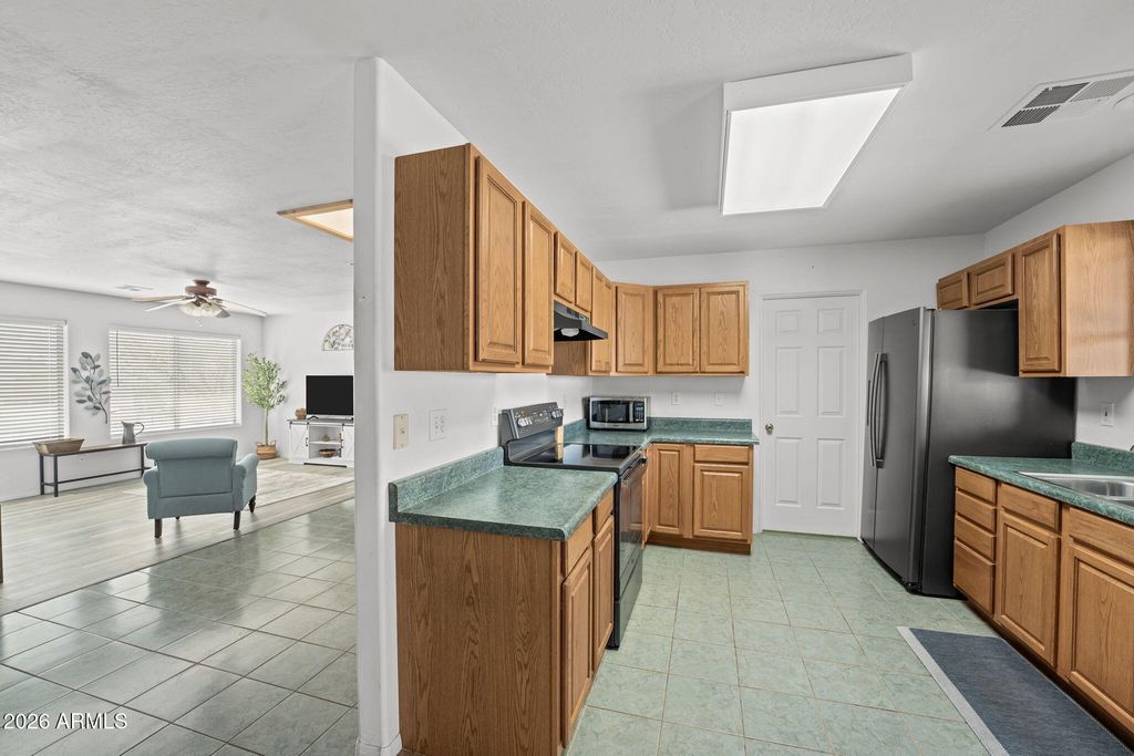 Image 16 of property listing at 27144 S BENNETT Way, Congress, AZ 85332