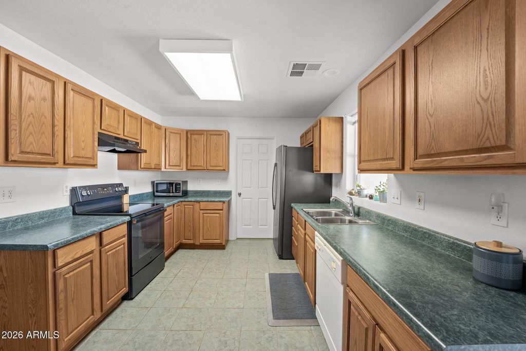 Image 17 of property listing at 27144 S BENNETT Way, Congress, AZ 85332