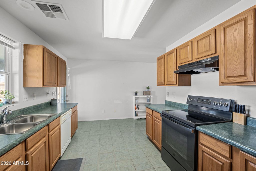 Image 18 of property listing at 27144 S BENNETT Way, Congress, AZ 85332