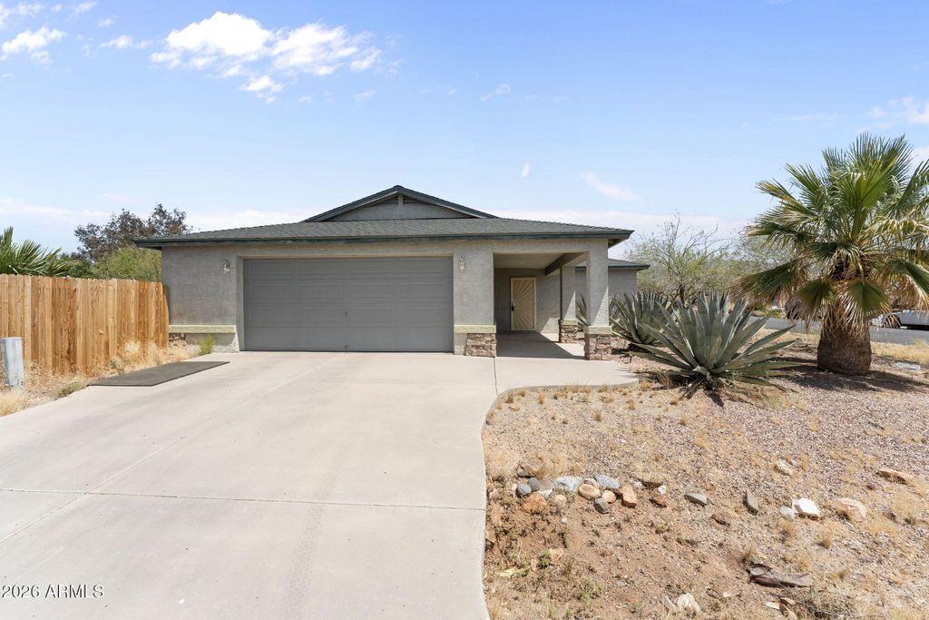 Image 2 of property listing at 27144 S BENNETT Way, Congress, AZ 85332