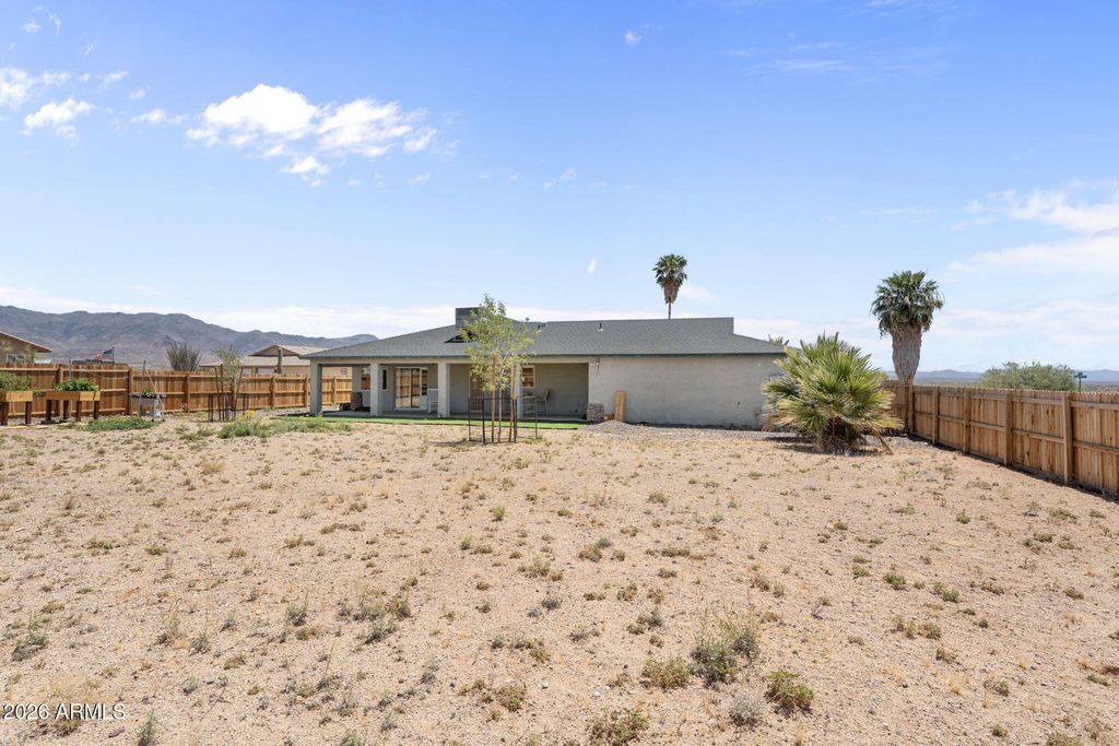 Image 25 of property listing at 27144 S BENNETT Way, Congress, AZ 85332