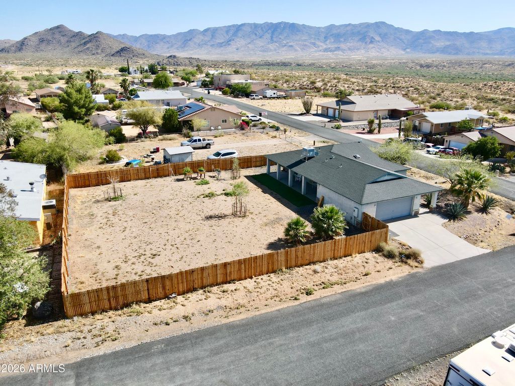 Image 28 of property listing at 27144 S BENNETT Way, Congress, AZ 85332