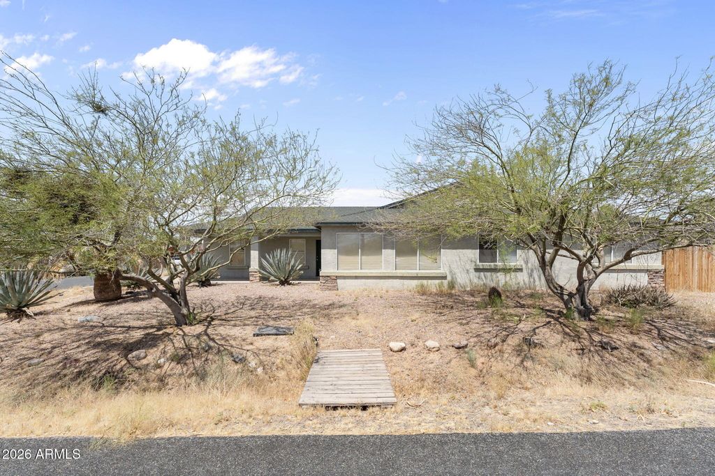 Image 3 of property listing at 27144 S BENNETT Way, Congress, AZ 85332