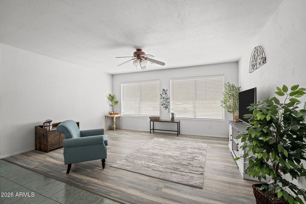Image 4 of property listing at 27144 S BENNETT Way, Congress, AZ 85332