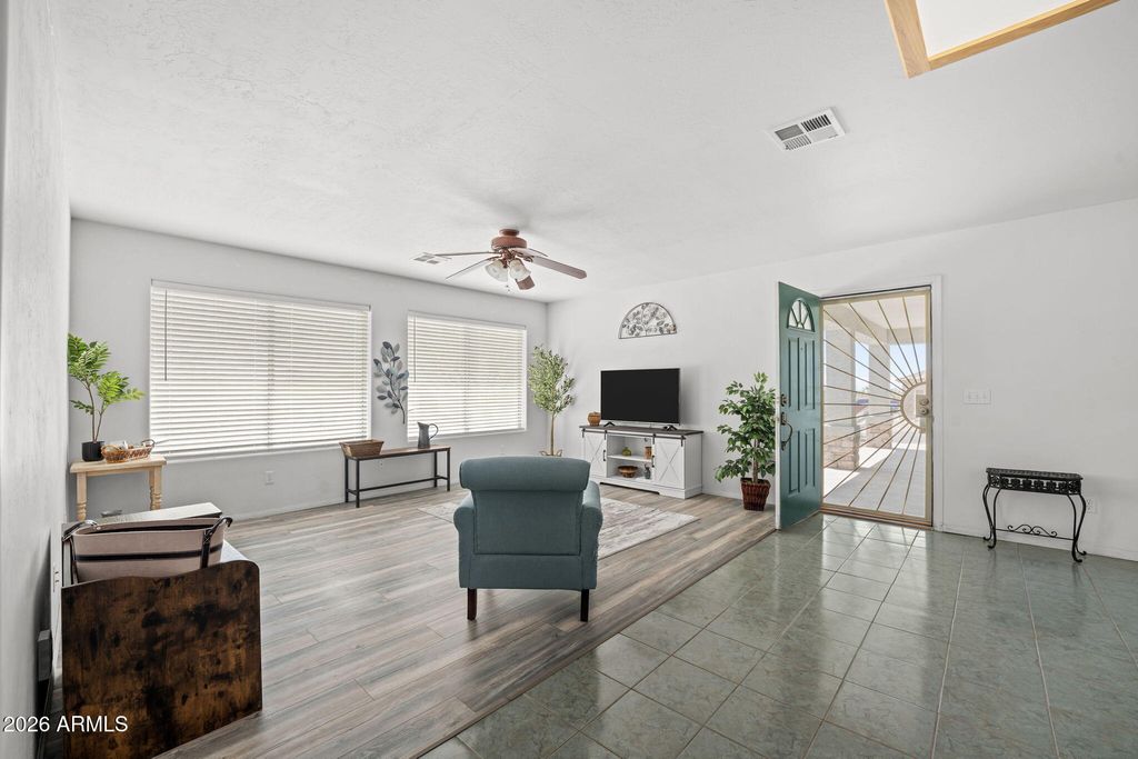 Image 5 of property listing at 27144 S BENNETT Way, Congress, AZ 85332