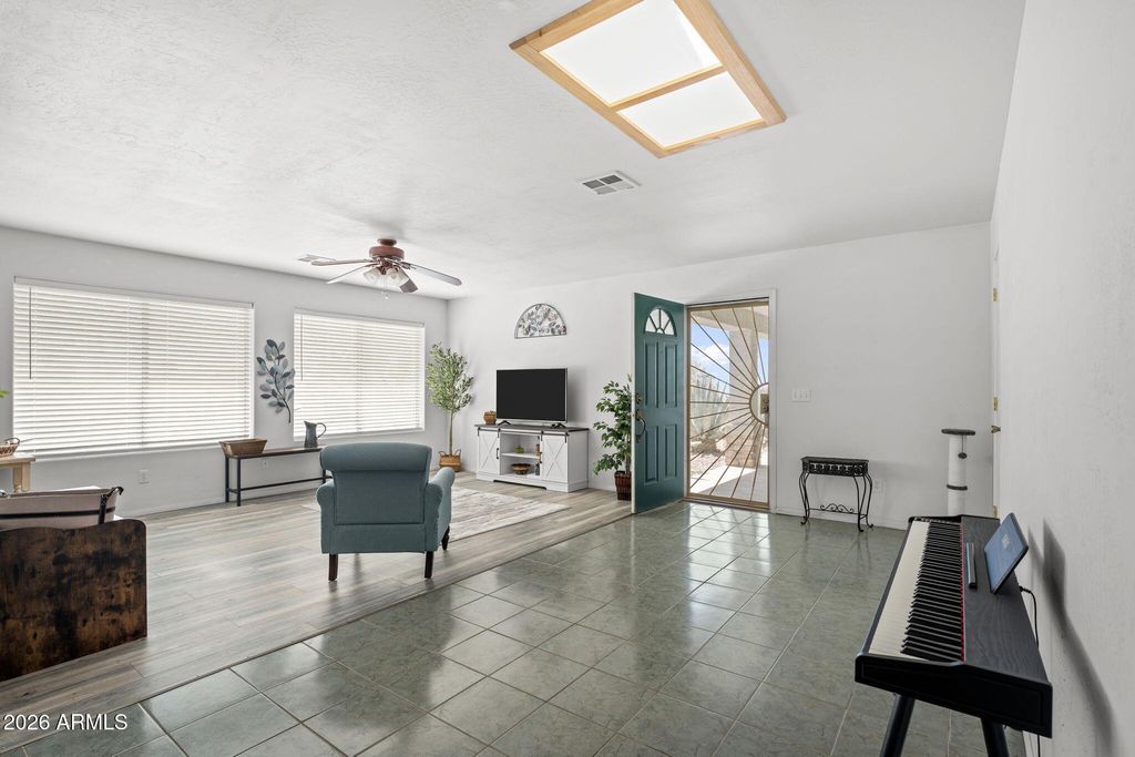 Image 6 of property listing at 27144 S BENNETT Way, Congress, AZ 85332