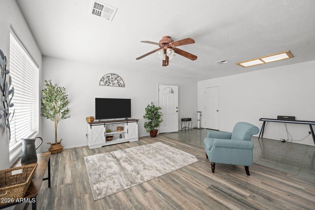 Image 7 of property listing at 27144 S BENNETT Way, Congress, AZ 85332
