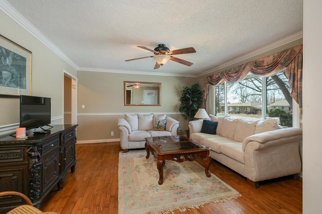 1626 S St Charles Avenue, Springfield, MO 65804