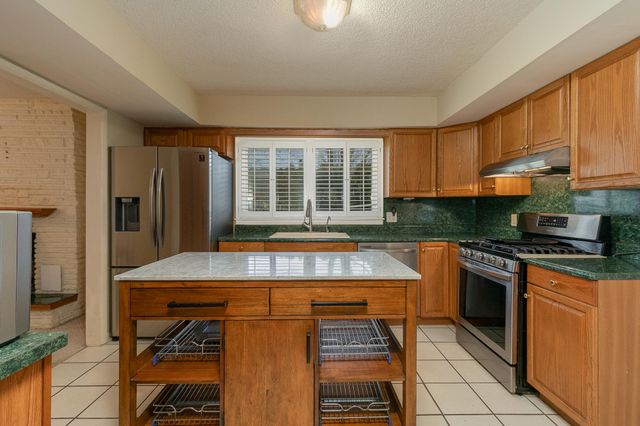 1626 S St Charles Avenue, Springfield, MO 65804